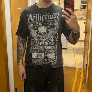 AFFLICTION CROPPED TEE FITS LARGE